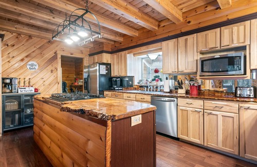 East Wakefield House | Warm Lakefront Log Cabin · Hot Tub · Game Room