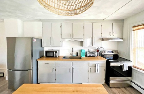 Warren Apartment | Warren 1BR Retreat + Spa | Walk to Dining & Water