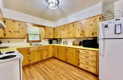 Bayville Cabin | Water View, Lake Beach, Kayaks & En-suite Baths