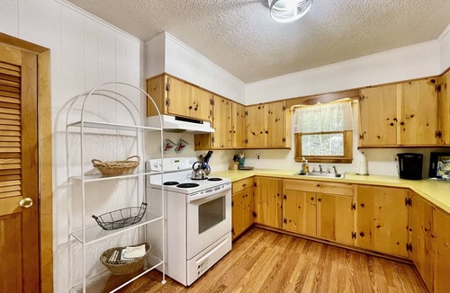 Bayville Cabin | Water View, Lake Beach, Kayaks & En-suite Baths