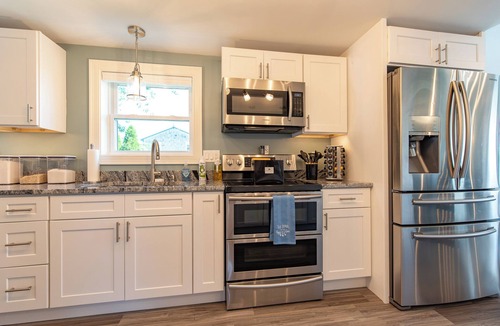 Portsmouth House | Water Views from nearly Every Room! 3BR 3BA Luxury in Portsmouth RI