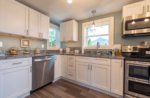 Portsmouth House | Water Views from nearly Every Room! 3BR 3BA Luxury in Portsmouth RI