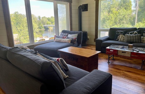 Drummond-North Elmsley House | Waterfront Family Retreat | Sauna & Hot Tub