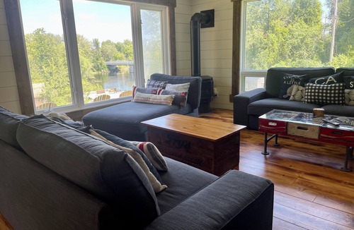 Drummond-North Elmsley House | Waterfront Family Retreat | Sauna & Hot Tub