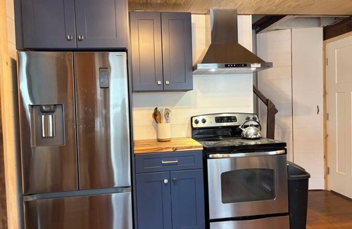 Old Lyme House | WATERFRONT 3-bed, pet friendly BEACH house-Old Lyme, AC, WiFi, Side A of Duplex