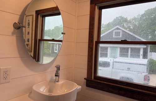 Old Lyme House | WATERFRONT 3-bed, pet friendly BEACH house-Old Lyme, AC, WiFi, Side A of Duplex
