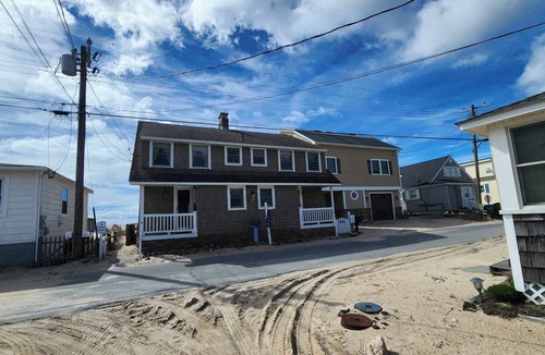 Old Lyme House | WATERFRONT 3-bed, pet friendly BEACH house-Old Lyme, AC, WiFi, Side A of Duplex