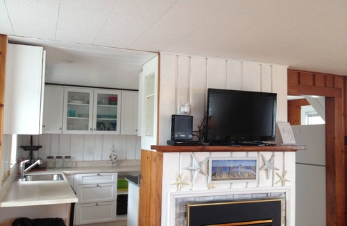West Dennis Cottage | Waterfront, Amazing Sunsets, Dock, Fishing and Small Beach, 2 bedrooms sleeps 4