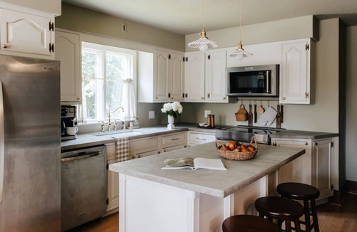 Melrose Park House | Waterfront, Boat, Hot Tub, Movie Theater Firepit