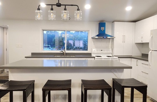 Springwater Cottage | Waterfront-Canoe, Paddleboard, Hot tub, kayaks, AC, wifi, golf, 1 hr to Toronto