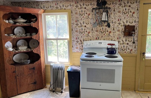 Waterford Cottage | Waterfront! Charming 4BR Cottage on the Niantic River!