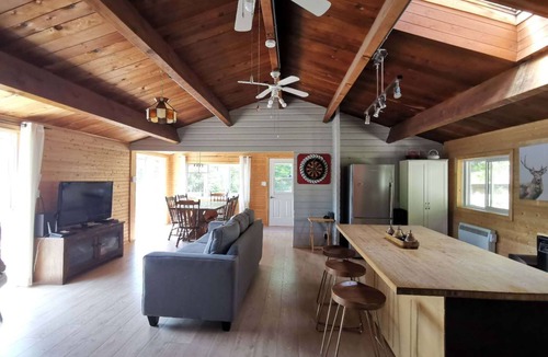 La Minerve Cottage | Waterfront charming 3-bedroom cottage at Lac Labelle with hot tub and WiFi