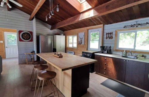 La Minerve Cottage | Waterfront charming 3-bedroom cottage at Lac Labelle with hot tub and WiFi