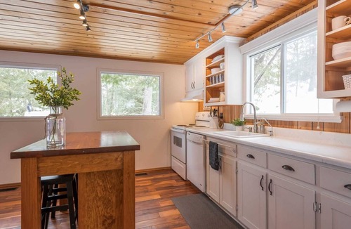 Selwyn Cottage | Waterfront Cottage on the Lake with Game Room & Sunroom