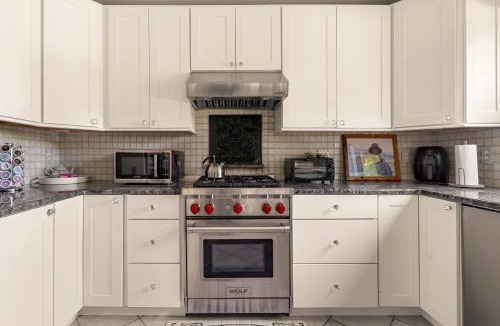 Stonington House | Waterfront Estate w Hot Tub, Dock & Kayaks