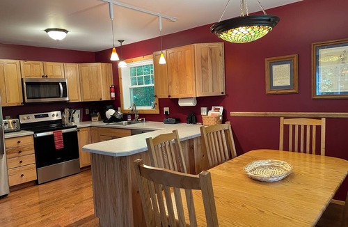 Newbury Ski Chalet | Waterfront Family Friendly 3bed/2Bath home near Sunapee