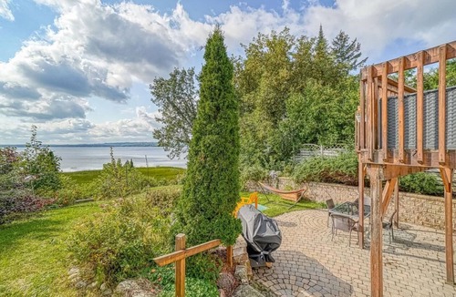 Pontiac Cottage | Waterfront Furnished 4-Season Cottage 40 min from Ottawa