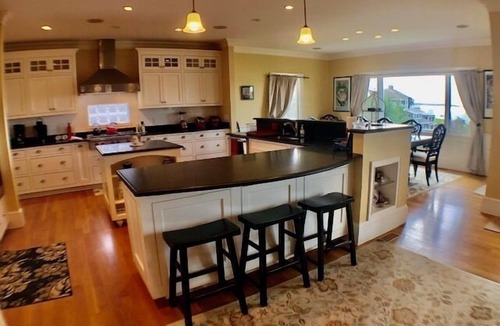 Hyannis House | Waterfront Grandeur on Bayview Beach (2198)