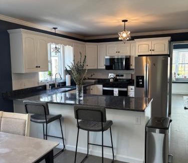 East Dennis House | Waterfront Home Golf Sim, Hot Tub & Sauna