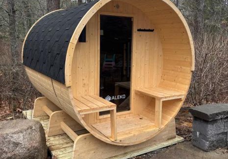East Dennis House | Waterfront Home Golf Sim, Hot Tub & Sauna
