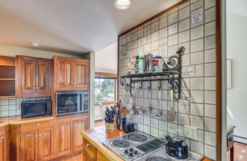 Tisbury House | Waterfront home in Vineyard Haven. Walking distance to shops and dining.