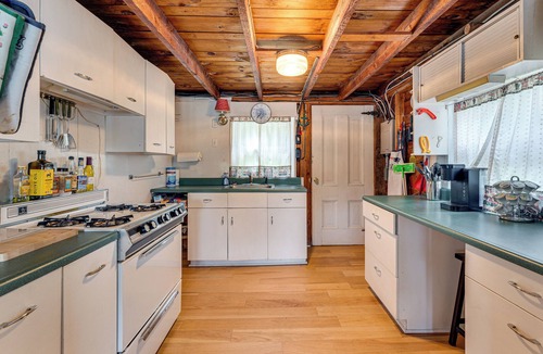 Fair Haven Cottage | Waterfront Home on Lake Champlain w/Dock & Kayaks
