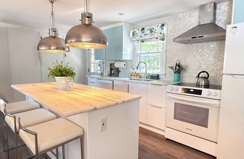 South Yarmouth House | ★ WATERFRONT ★ HOT TUB ★ Kayaks & SUP’s ★ Pets OK ★ King bed ★ Dock ★ Big yard