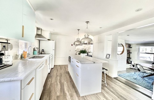 South Yarmouth House | ★ WATERFRONT ★ HOT TUB ★ Kayaks & SUP’s ★ Pets OK ★ King bed ★ Dock ★ Big yard