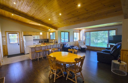 North Algona Wilberforce House | Waterfront House, Privacy, Outside Hot Tub&Barrel Sauna, WiFi, Fishing, Kayaking