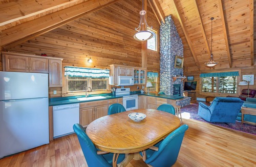 Harpswell House | Waterfront log cabin nestled in the woods providing unparalleled privacy