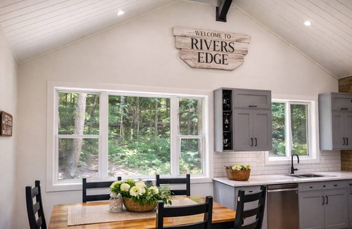 Bracebridge Cottage | Waterfront Muskoka Cottage | Hot Tub, Fire Pit, BBQ and Canoes