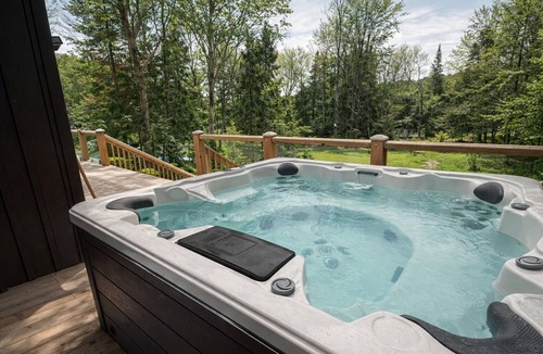Bracebridge Cottage | Waterfront Muskoka Cottage | Hot Tub, Fire Pit, BBQ and Canoes
