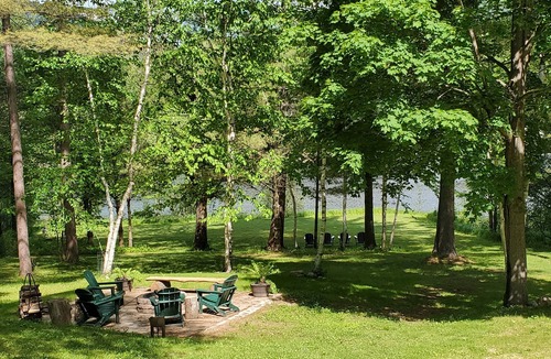 Wilmington Apartment | Waterfront retreat with fireplace 3 miles from Whiteface & The North Pole