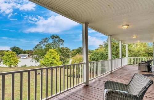 Deale House | Waterfront Spacious 5-bedroom vacation home with WiFi and AC in delightful Deale