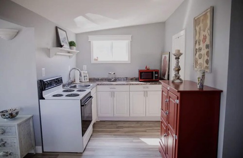 Tiverton Cottage | Waterfront Summer Cottage on Nanaquaket Pond