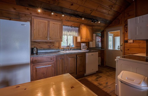 Eddington House | Waterfront Victoria Cottage,Kayaks,paddle board and canoe Included, Dogs Welcome