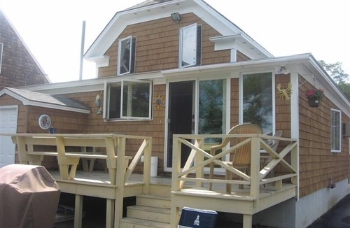Pine Point House | Weekly Discounts Charming Beach House at Pine Point straight walk to Beach!