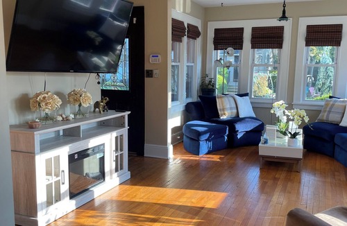 Bergenfield House | Welcome to a comfortable, fully furnished 2-bedroom home located mins from NYC