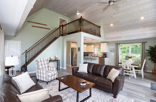 Holcomb Ski Chalet | Welcome to Twin Creeks. Private Chalet with hot tub - 11 minute to Bristol Mtn!