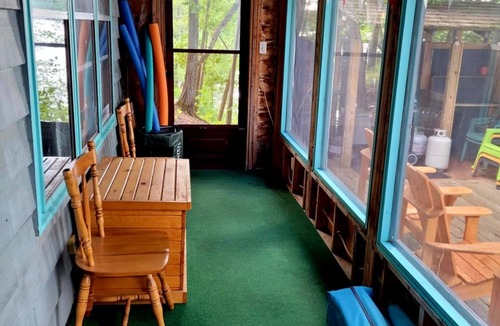 North Frontenac Cottage | WELCOME TO WE BEE ON THE LAKE IDEAL FOR FAMILY GETAWAYS & PET FRIENDLY ❤️