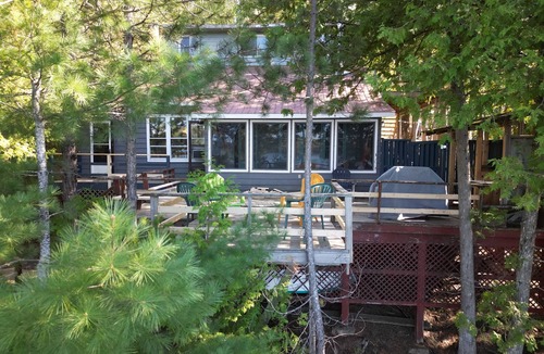 North Frontenac Cottage | WELCOME TO WE BEE ON THE LAKE IDEAL FOR FAMILY GETAWAYS & PET FRIENDLY ❤️