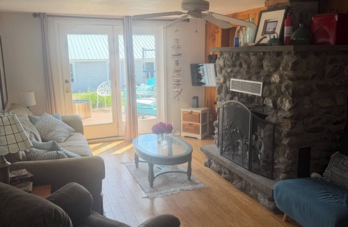 Malletts Bay Cabin | Welcoming 3-bedroom cottage in charming Colchester for your getaway