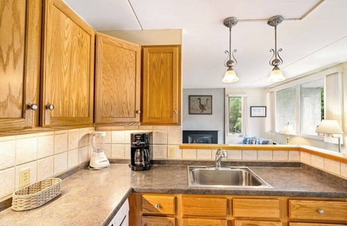 Warren Condo | Welcoming Condo with Shared Pools, Easy Access to Golf & Slopes