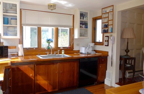 Fifth Ward House | Welcoming Cottage on Spencer Park, in 1st Block of Harbor, Nr Restaurants, Shops