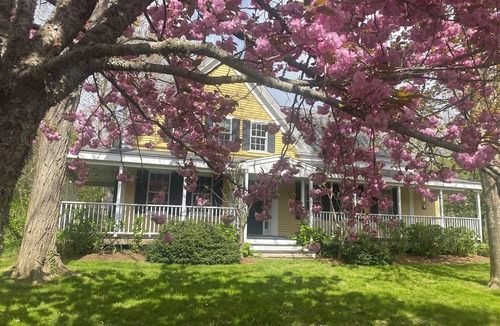 Eastham House | Well-appointed, remodeled historic home super close to many beaches