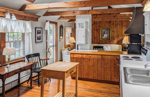 West Falmouth House | West Falmouth-3 Bd, close to Shining Sea Bikeway, pet friendly!
