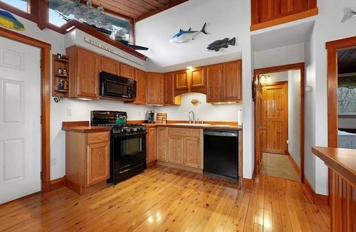 Fairhaven Cottage | West Island Getaway - Unique 2 Bedroom Cottage