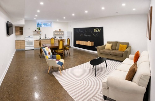 Etobicoke House | West Toronto Luxury B&B Humber River Suite - Steps to UP Express - Airport-Union