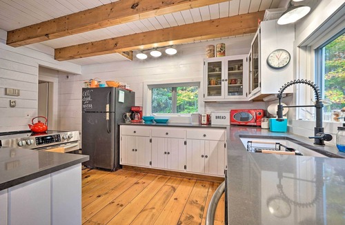 Stratton and Bromley Ski Areas House | Whimsical Winhall Cottage w/Fire Pit!