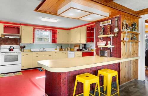 North Troy Cottage | Whimsy Cottage - Perfect ski cottage & discounted lift tickets